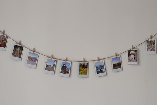 Kit 10 Instax Mini con Cuerda de Yute y Mini Pinzas