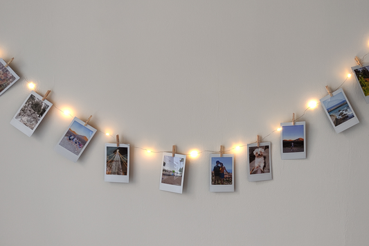Kit 10 Instax Mini con Guirnalda de Luz Led y Mini Pinzas